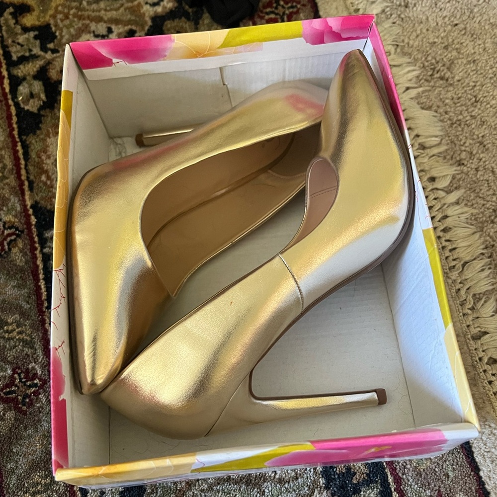 Gold Classique Pointed Toe Pump